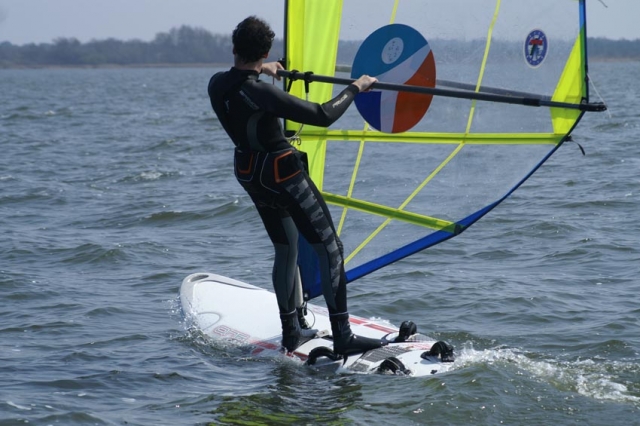 Aprender a hacer windsurf en Gironda 